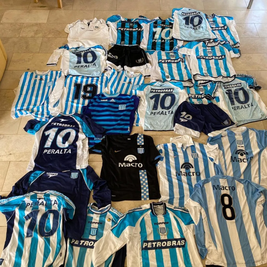 Las camisetas que usó en sus tres etapas en Racing. Foto IG Sixto Peralta.