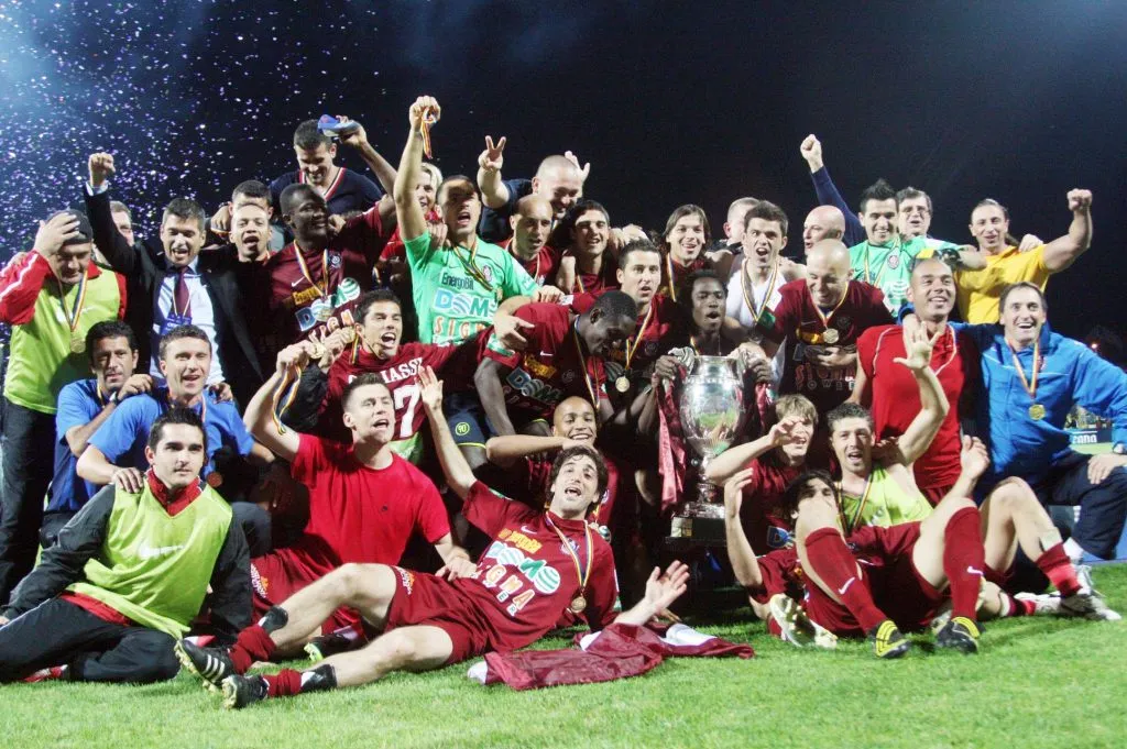 Peralta, en el piso, celebrando uno de sus ocho títulos. Foto Cluj.