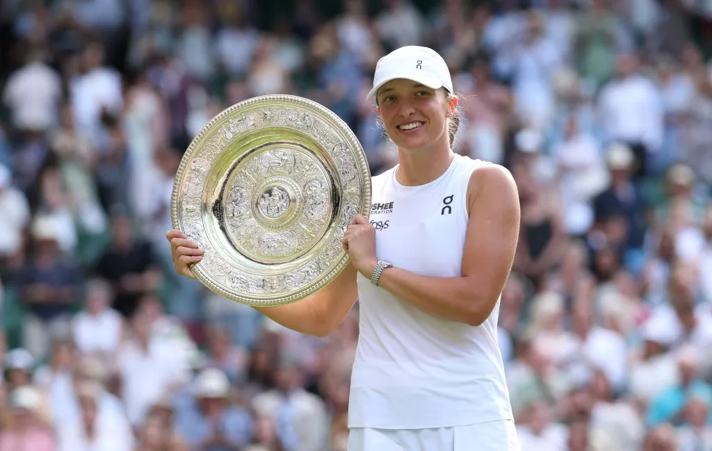 Iga Swiatek tras coronarse campeona en Wimbledon 2025. (Foto: Getty).