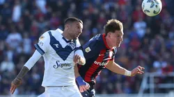 Emanuel Mammana y Andrés Vombergar disputando el balón en el aire, en la última visita de Vélez Sarsfield a San Lorenzo de Almagro en el Nuevo Gasómetro.