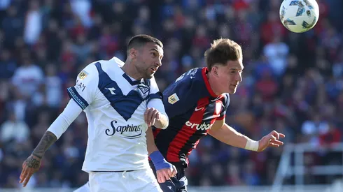 Emanuel Mammana y Andrés Vombergar disputando el balón en el aire, en la última visita de Vélez Sarsfield a San Lorenzo de Almagro en el Nuevo Gasómetro.