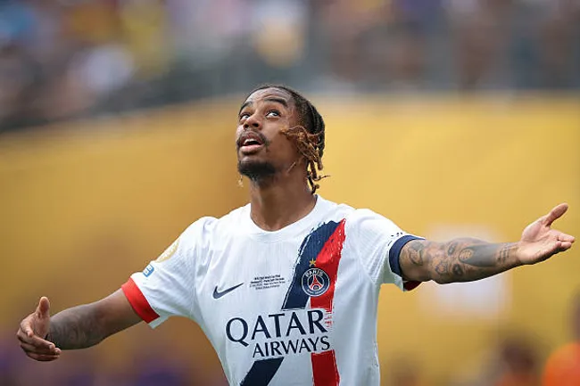 Barcolá jugó 64 partidos (46 de titular) con 21 goles y 21 asistencias con PSG en la 24/25.