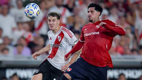 Facundo Colidio y Kevin Lomónaco disputan la pelota en el último River vs Independiente.