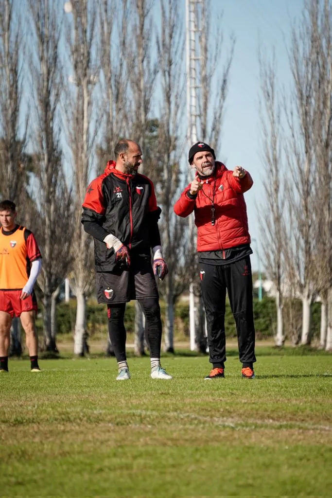 Marcos Díaz y Andrés Yllana, ex entrenador de Colón. (Foto: Prensa Colón).