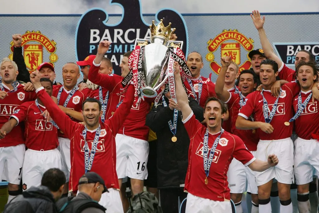 Ryan Giggs junto a Gary Neville, levantando el trofeo de la Premier League en 2007, conquistado por Manchester United. (Getty Images)