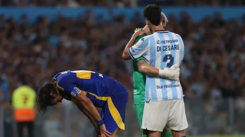 Marcos Di Cesare y Gabriel Arias festejan frente a Edinson Cavani desconsolado, la victoria por 2-0 de Racing sobre Boca en el Torneo Apertura 2025.