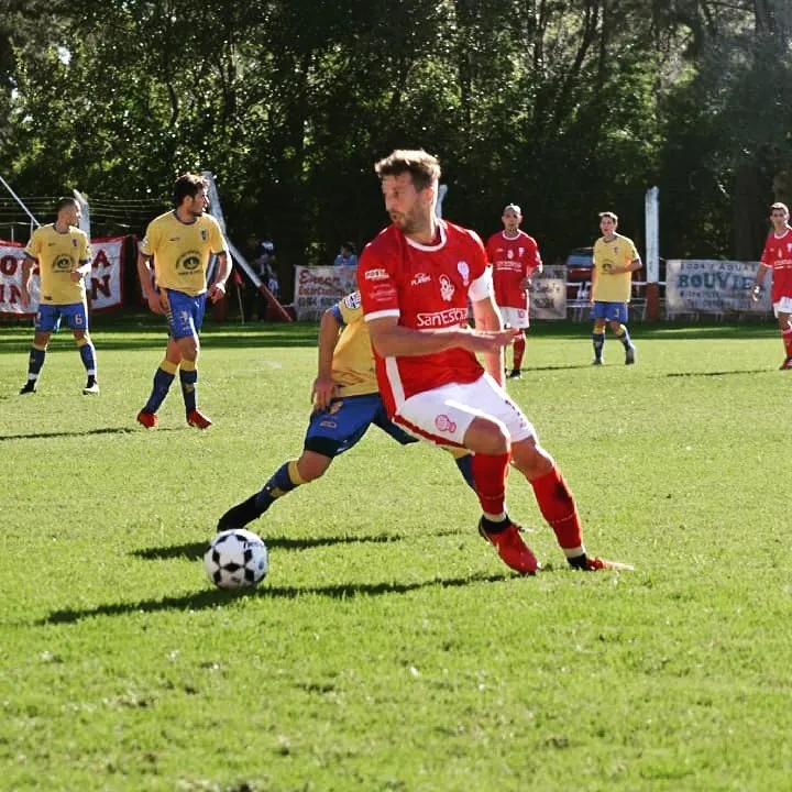 Abraham jugó casi un año en Huracán de Chabás. Foto IG.