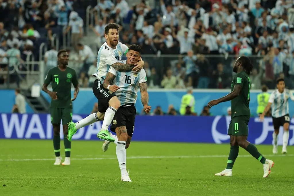 Lionel Messi celebra junto a Marcos Rojo el gol del defensor ante Nigeria en el Mundial de Rusia.