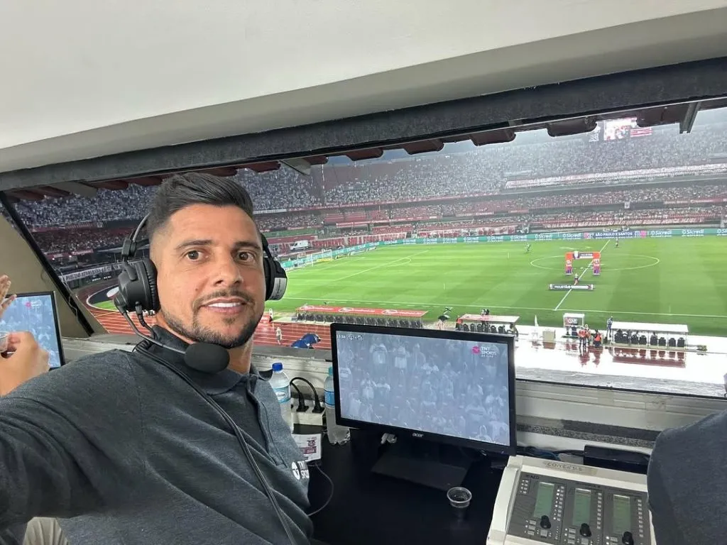 Actualmente, Cicinho disfruta del fútbol como comentarista (@Cicinho).