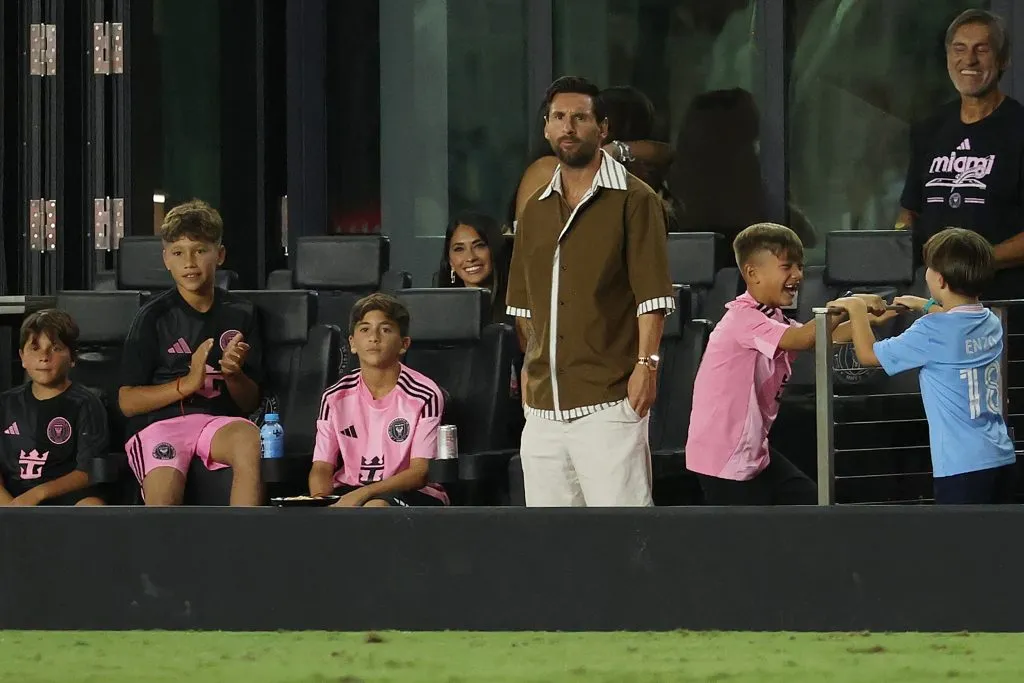 Lesionado, Messi presenció junto a su familia el duelo ante Pumas.