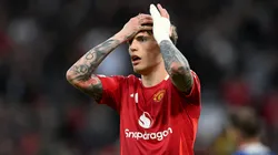 Alejandro Garnacho recibió una catarata de críticas al ser visto con un cigarrillo electrónico mientras le realizaban un tatuaje.