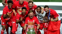 Los jugadores de Bayern Múnich con el trofeo de la UEFA Champions League en 2020.