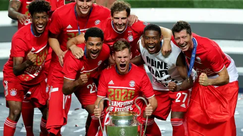 Los jugadores de Bayern Múnich con el trofeo de la UEFA Champions League en 2020.