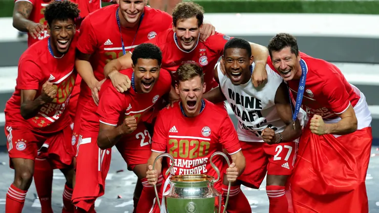 Los jugadores de Bayern Múnich con el trofeo de la UEFA Champions League en 2020.