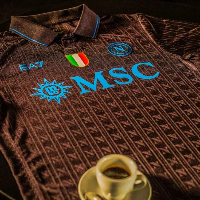 La nueva camiseta del Napoli, inspirada en el café.