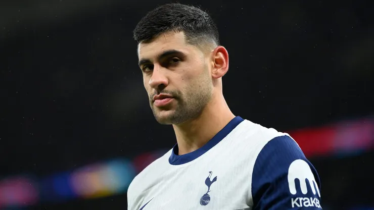Cristian Romero, tras la salida de Heung-Min Son a LAFC, se quedó con la cinta de capitán del Tottenham Hotspur.