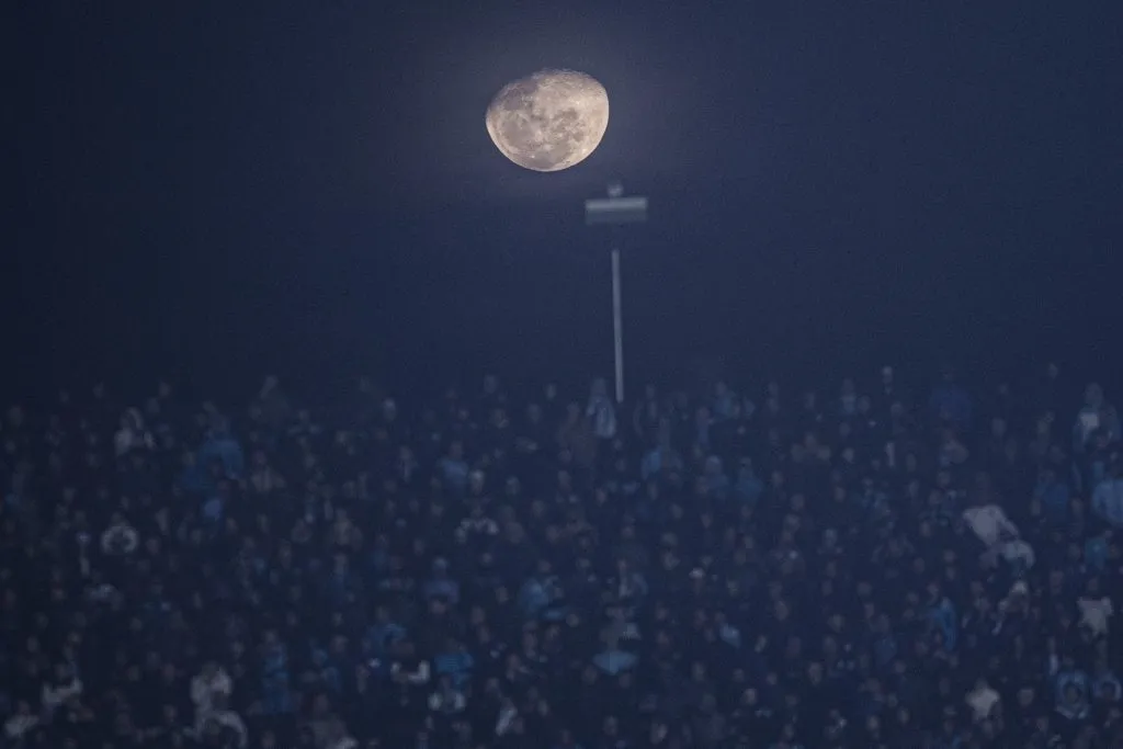 Los hinchas de Racing llegaron en gran número a Montevideo para alentar al equipo.