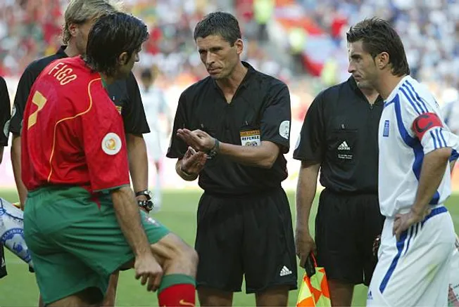 Zagorakis en la final de la EURO 2004 con Luis Figo, capitanes de Grecia y Portugal.