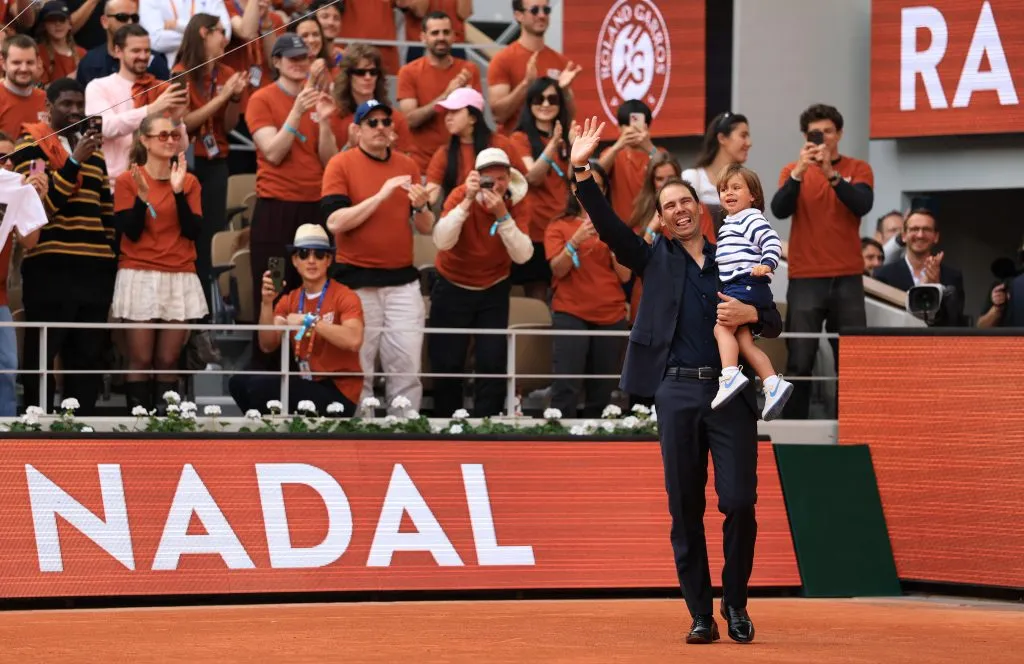 Rafael Nadal junto a su hijo mayor en el homenaje que le hicieron en Roland Garros 2025. (Foto: Getty).