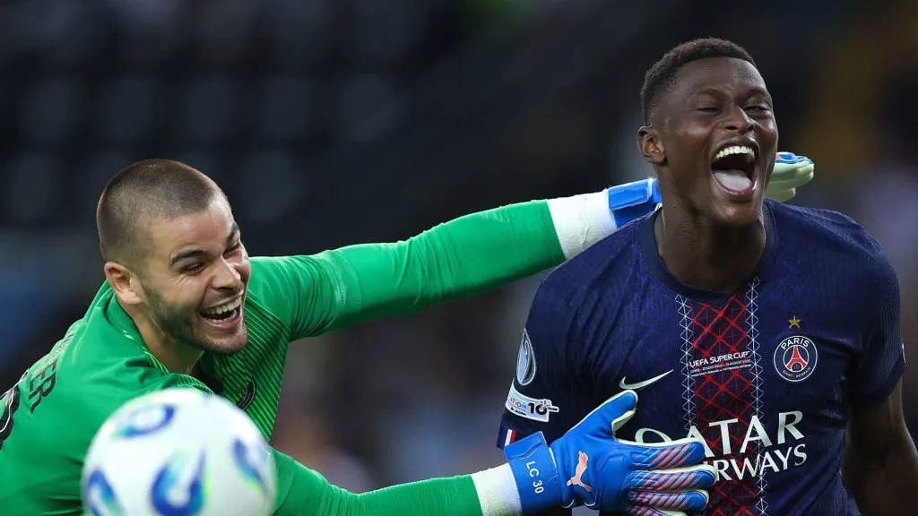 Nuno Mendes celebra el penal con el que PSG se consagró en la Supercopa de Europa.