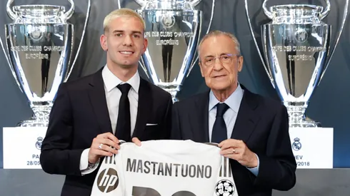 Franco Mastantuono con Florentino Pérez en su presentación en Real Madrid.