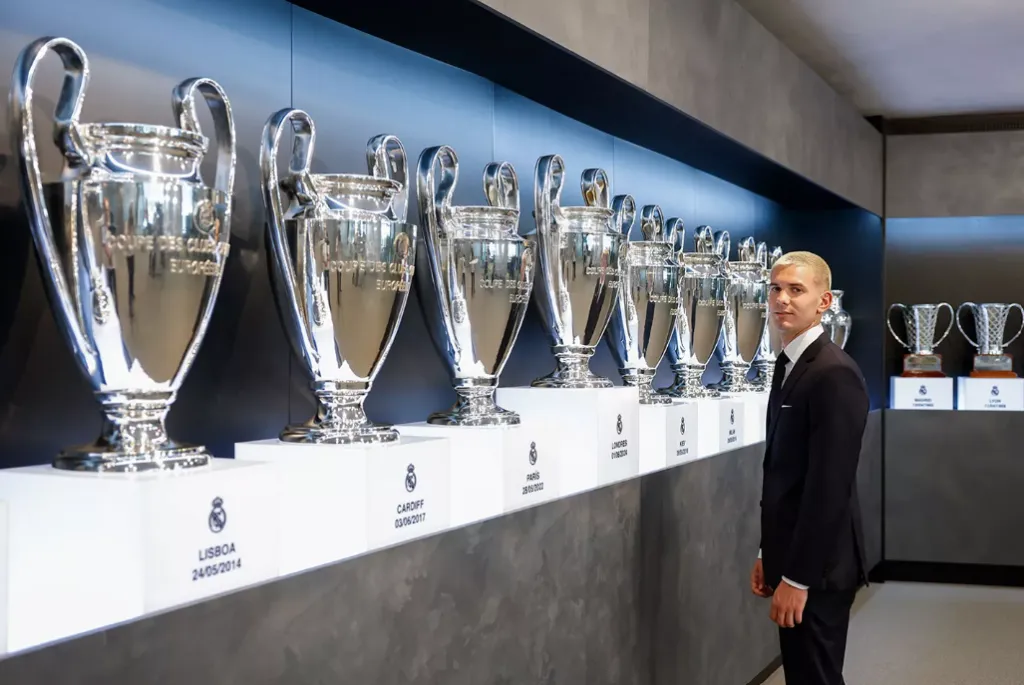 Franco Mastantuono con las Champions del Madrid. (Foto: Prensa Real Madrid).