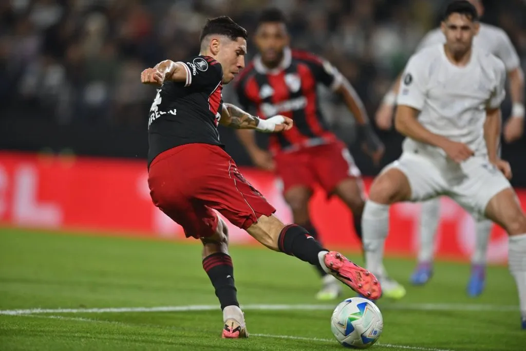Gonzalo Montiel disputando un balón. (Foto: Prensa River)