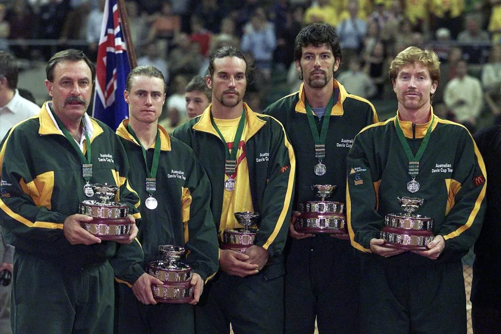 John Newcombe, Lleyton Hewitt, Patrick Rafter, Sandon Stolle y Mark Woodforde en la premiación de la Copa Davis 2000, donde Australia cayó ante España. (Foto: Getty).