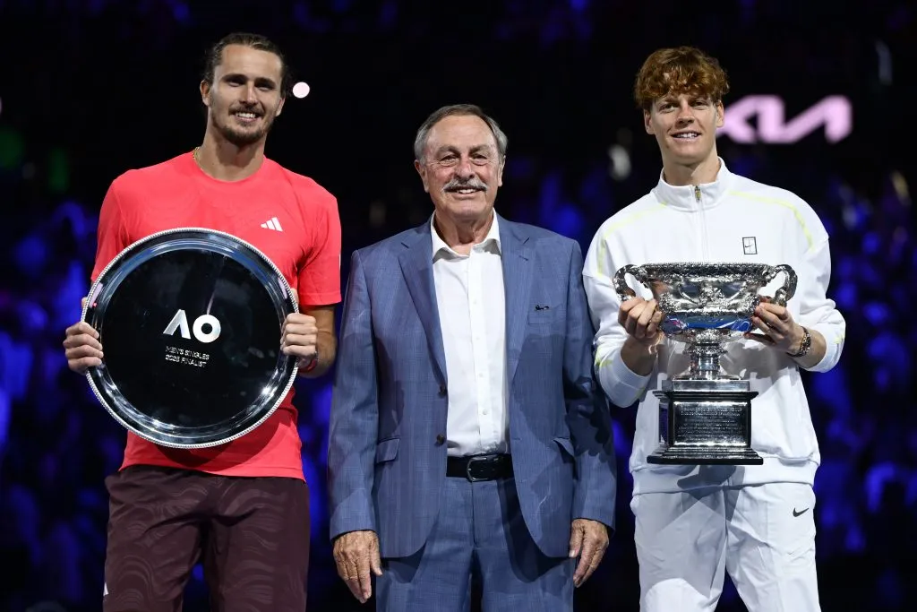 Zverev, Newcombe y Sinner en la premiación del Abierto de Australia 2025. (Foto: Getty).
