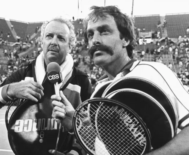 John Newcombe y su clásico bigote a comienzos de los 80. (Foto: Getty).