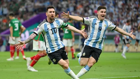 Lionel Messi y Julián Álvarez en la Selección Argentina durante la Copa del Mundo 2022.