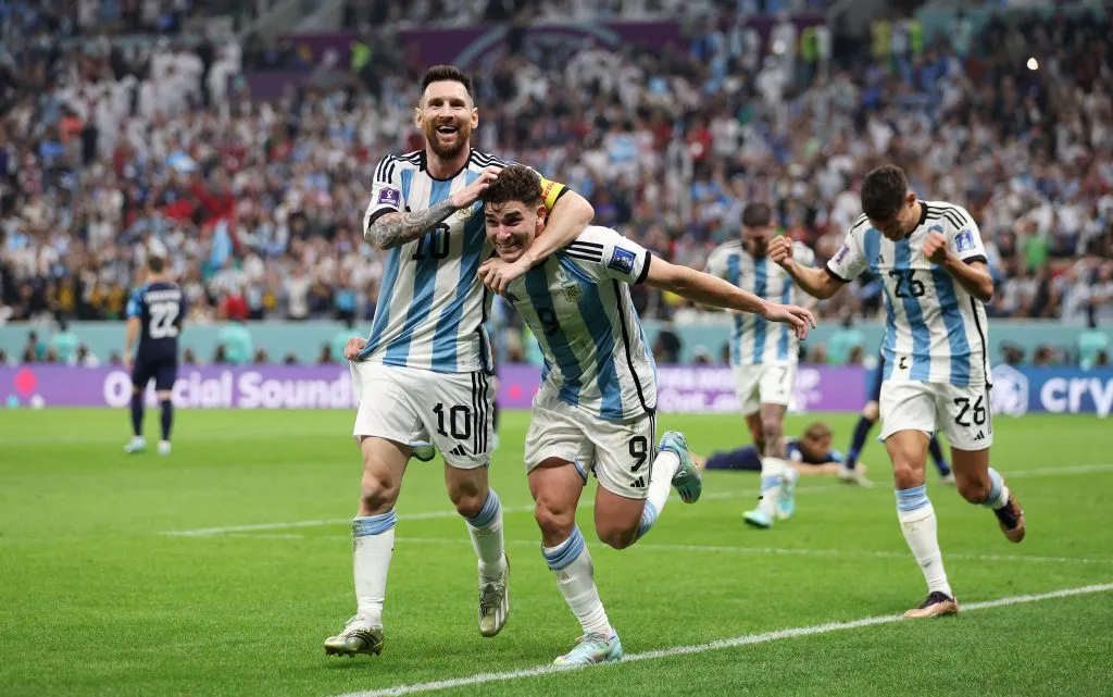 Lionel Messi y Julián Álvarez en la Selección Argentina durante la Copa del Mundo de Qatar 2022. (Getty Images)