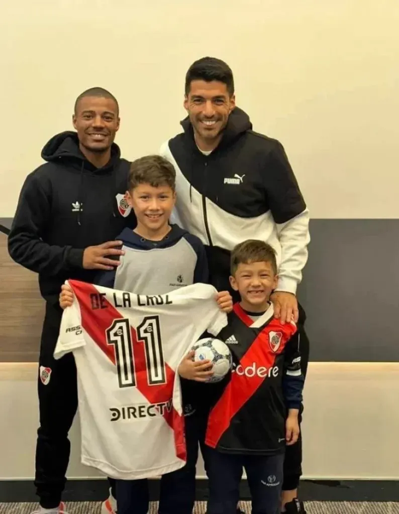 Luis Suárez junto a Nicolás De La Cruz en la concentración de River en 2023.