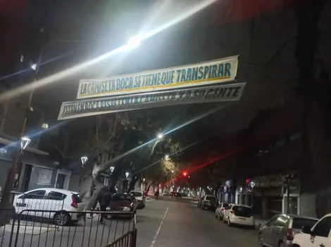 Dos pasacalles exigiendo cortar la mala racha: así amaneció el hotel de Boca