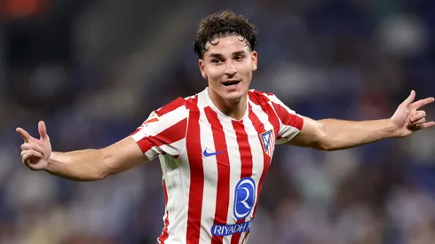 Julián Alvarez celebra su gol de tiro libre.