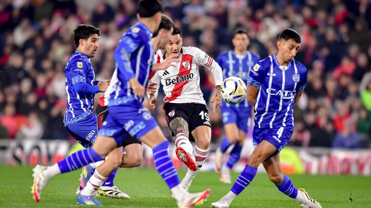 Sebastián Driussi al momento de su golazo en el encuentro entre River y Godoy Cruz.
