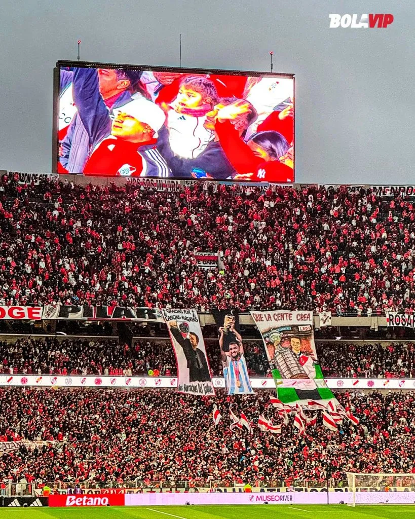 Las banderas que desplegaron los hinchas de River ante Godoy Cruz. (Foto: Bolavip).