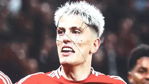 Hinchas del Manchester United vandalizaron una gigantografía que hay de Alejandro Garnacho en el Old Trafford.