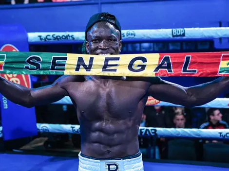 Es senegalés, hincha de Boca y sueña con conquistar el mundo del boxeo mientras vende en la calle