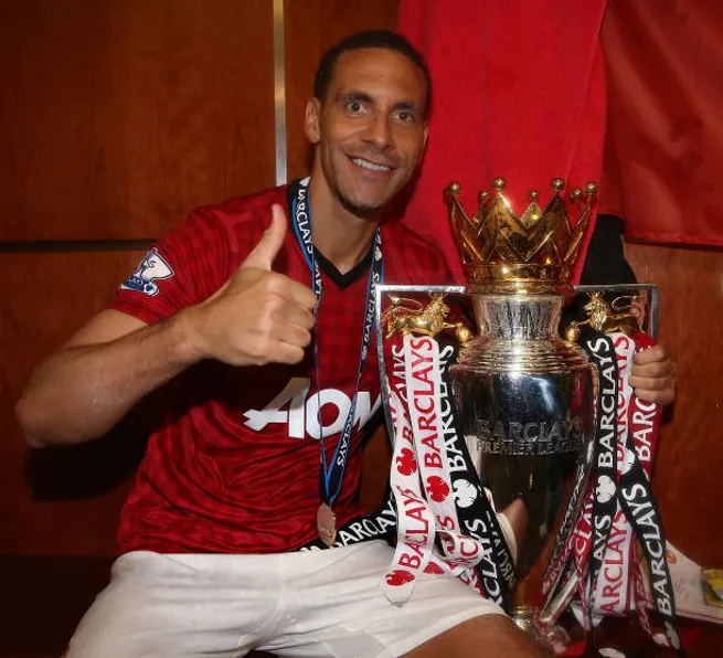 Rio Ferdinand, multicampeón con Manchester United, lo ignoró al señalar los candidatos a la Premier 25/26.