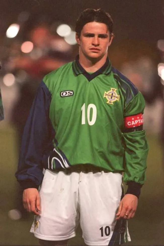 Phil Mulryne como 10 y capitán de Irlanda del Norte.