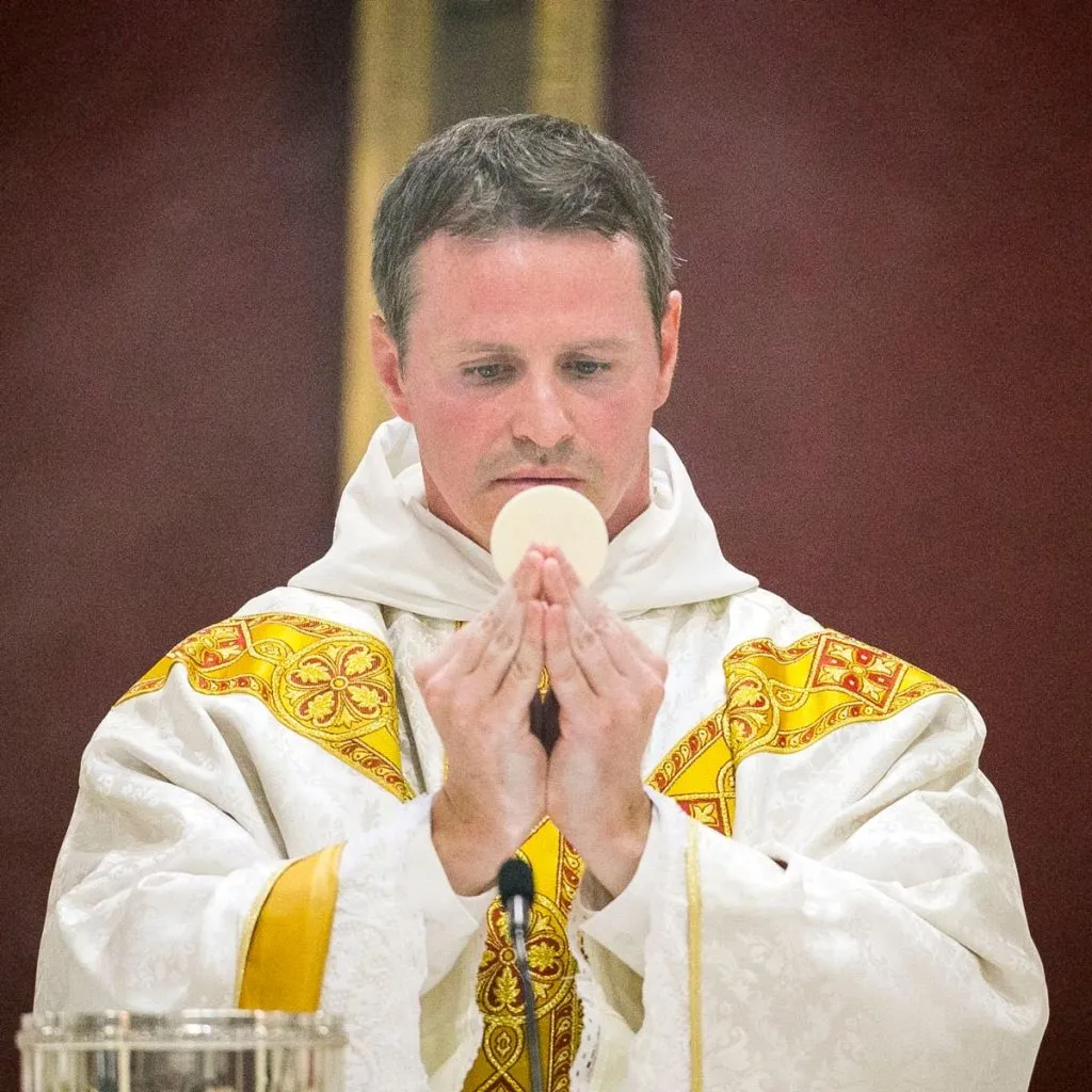 Desde 2017, Phil Mulryne es sacerdote en Irlanda del Norte.