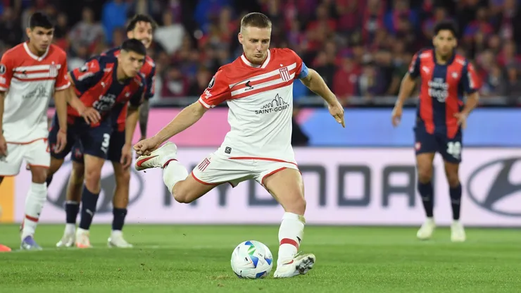 Santiago Ascacíbar marcó el gol de la victoria de Estudiantes de La Plata en la ida frente a Cerro Porteño.