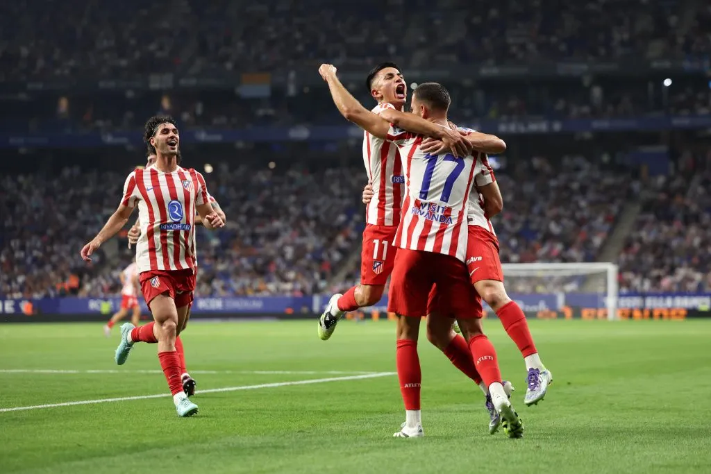 Julián Álvarez celebra junto a Hancko y Thiago Almada el primer gol de Atlético de Madrid en la temporada.