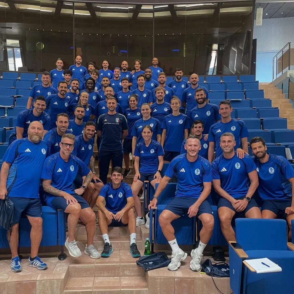 Denis y el grupo de estudio para convertirse en entrenador UEFA. Foto Assocalciatori.