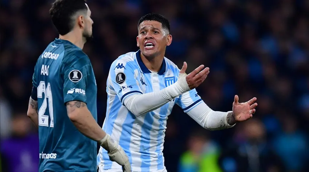 Marcos Rojo y Gabriel Arias en el partido entre Racing y Peñarol por la Copa Libertadores. (Getty Images)