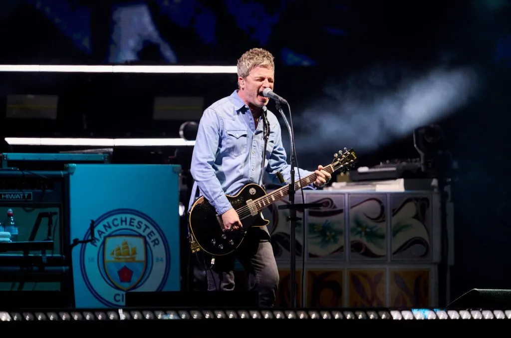 El escudo del City, presente en el escenario de Oasis. (Foto: Getty).