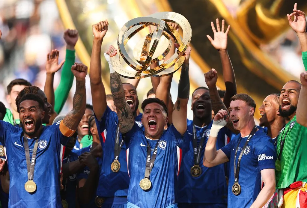 Enzo Fernández durante los festejos por la coronación en el Mundial de Clubes.