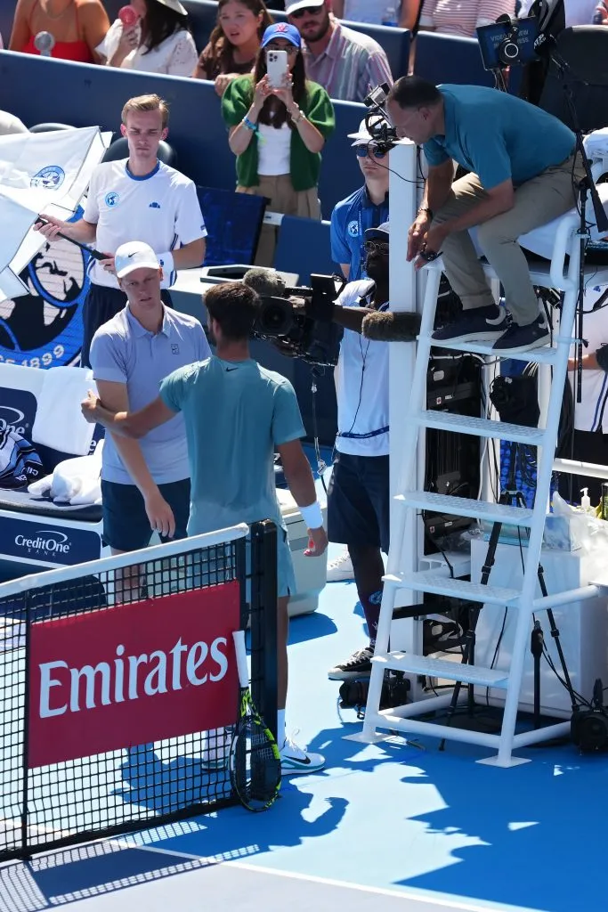 Sinner abandonó ante Alcaraz en la final de Cincinnati. (Foto: Getty).
