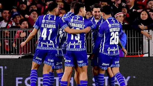 Los jugadores de Godoy Cruz, a puro festejo.